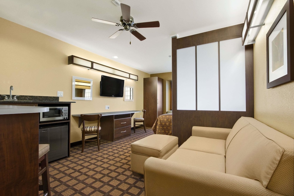 Studio Suite, 1 Queen Bed, Non Smoking - Photo 2