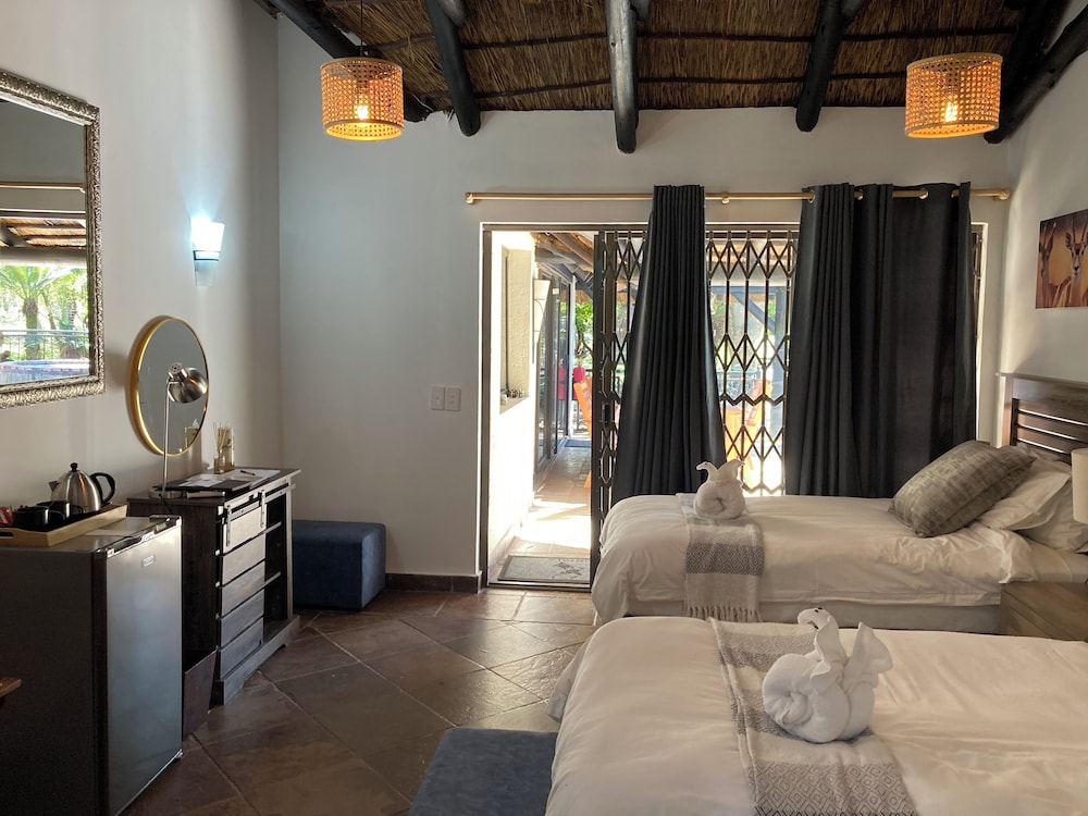 Deluxe Double or Twin Room, Private Bathroom, Pool View photo 1