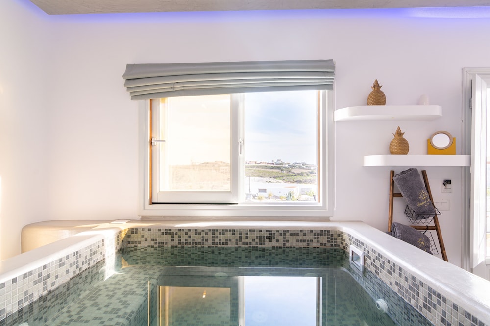 Elegant Suite with indoor jetted tub and sea view - Photo 29