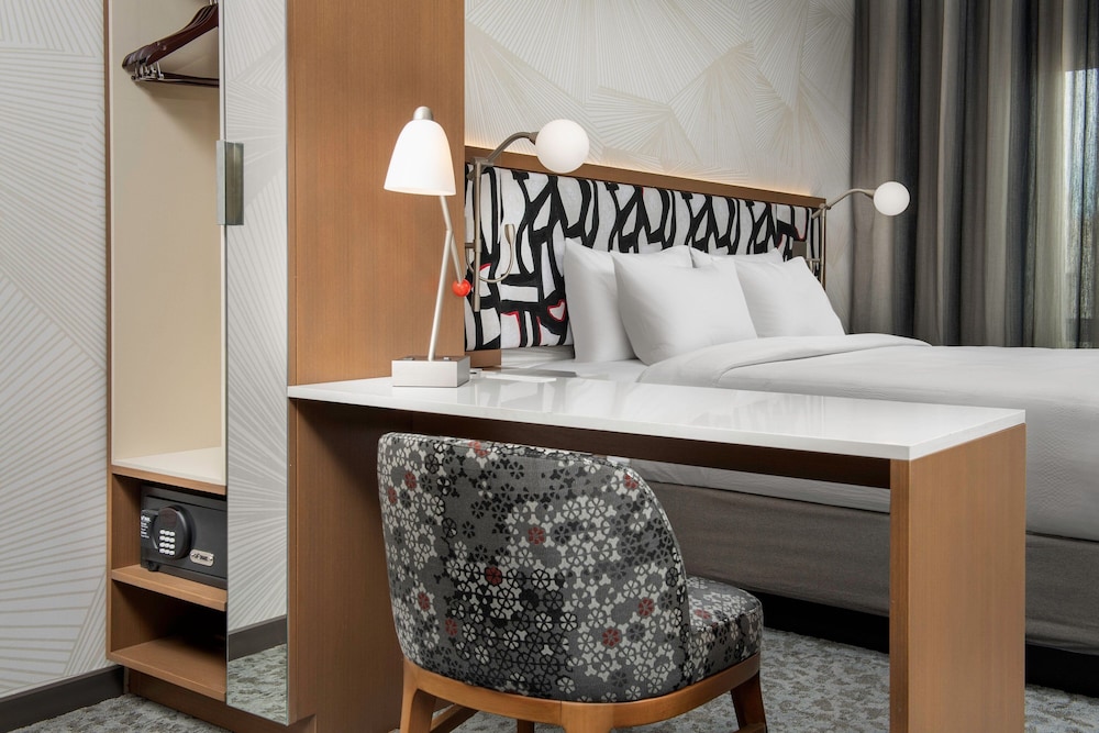 Standard Suite, 1 King Bed - Photo 2