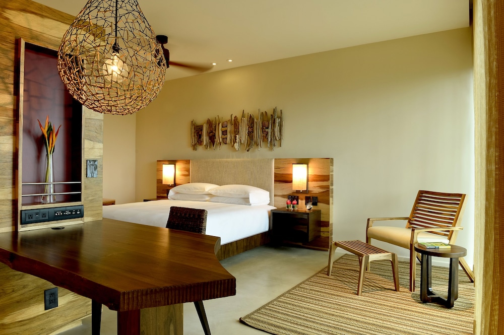 Habitación con 1 cama King (Vista parcial a la bahía)