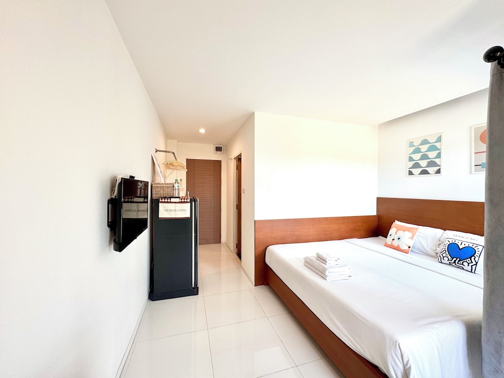 Basic Room, 1 King Bed, Balcony, Garden View photo 2