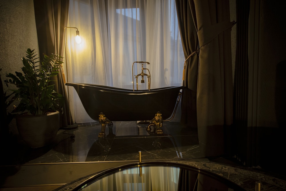 Deluxe Suite, Hot Tub - Photo 2