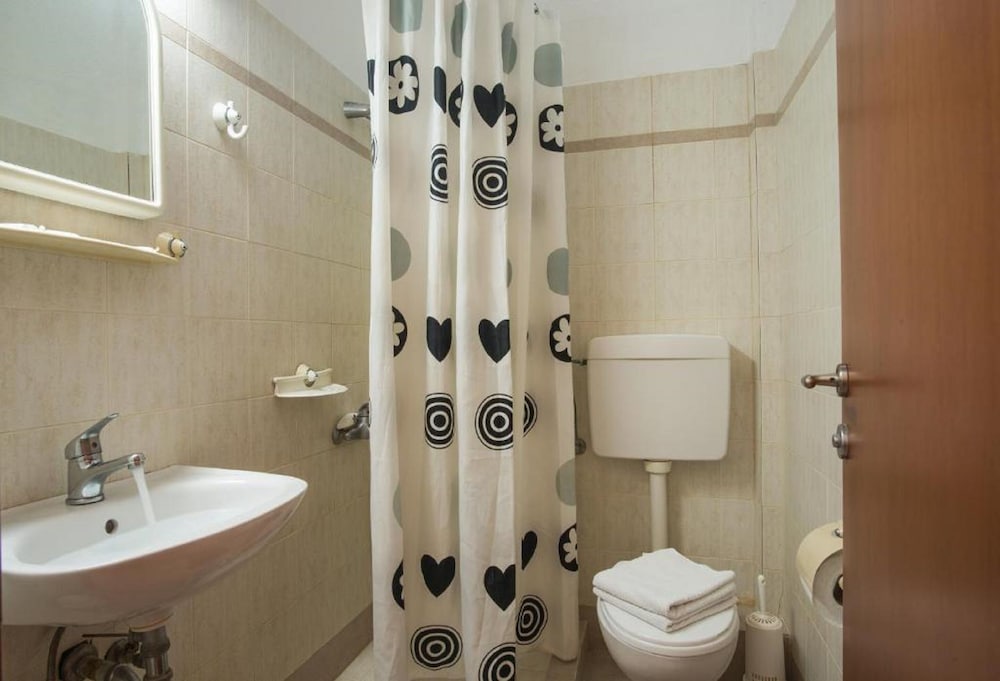 Double Room, 1 Double or 2 Twin Beds, Pool View photo 2
