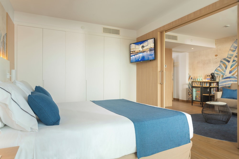 Suite, Pool View (2 adults) - Photo 4