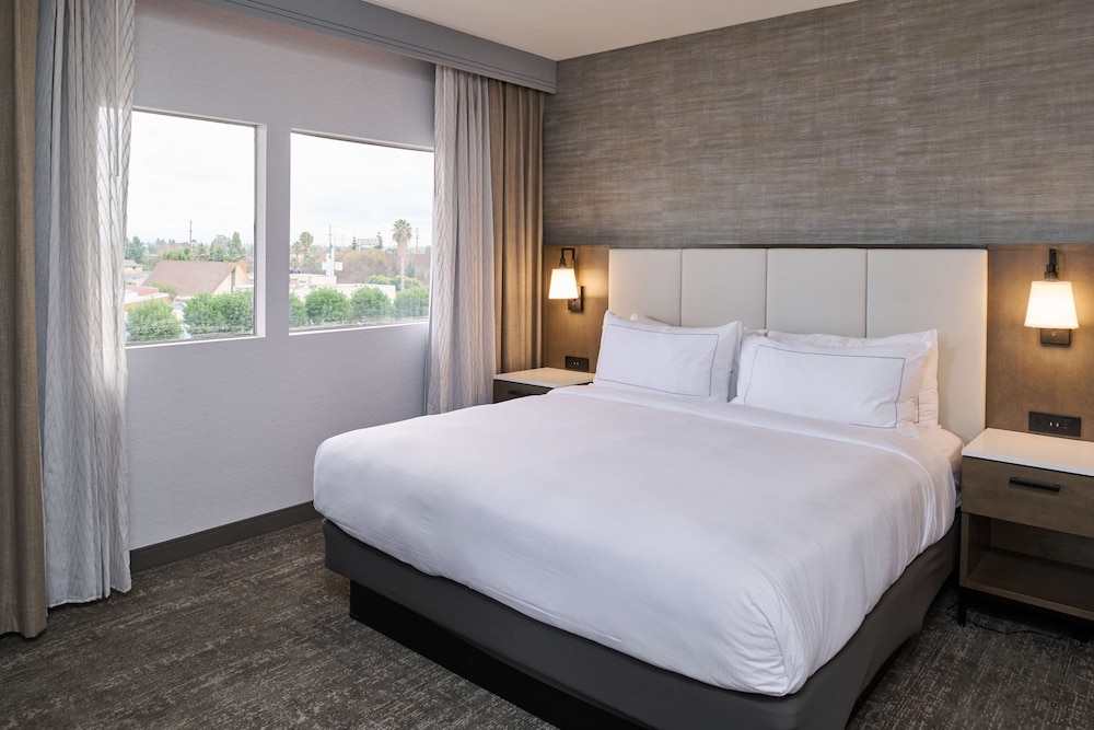 Suite, 1 Bedroom (1 King Bed) photo 1