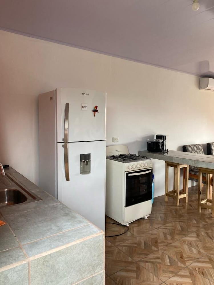 Basic House, Ensuite photo 3
