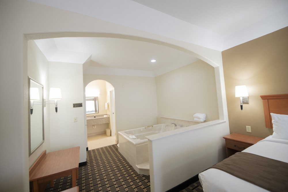 Deluxe Room, 2 Queen Beds, Non Smoking, Refrigerator & Microwave - Photo 5