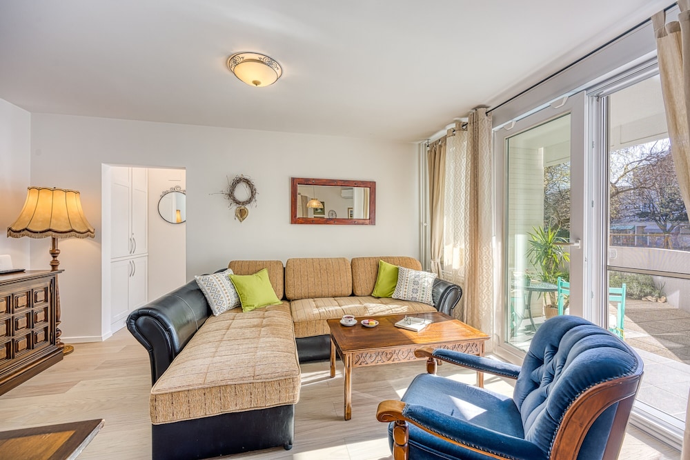 Family Apartment, Multiple Bedrooms (West Oasis With Terrace)