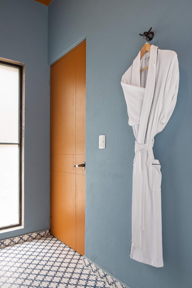 Luxury Suite, 1 King Bed, Non Smoking, Patio photo 3