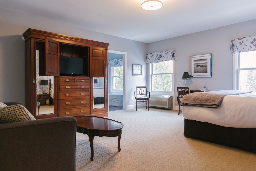 Honeymoon Suite, 1 King Bed with Sofa bed, Bathtub photo 3