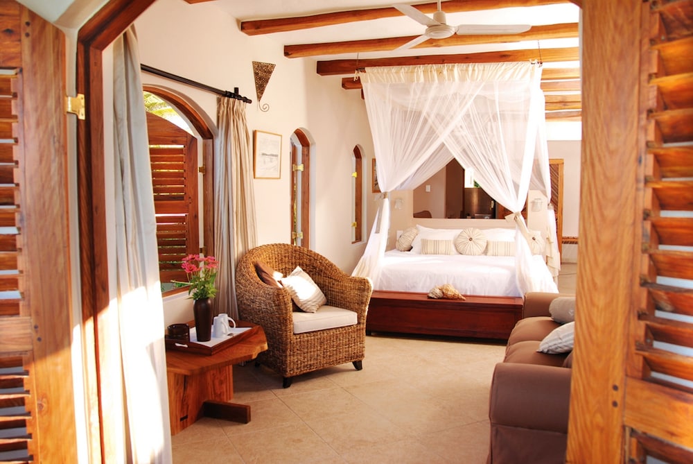 Suite, 1 King Bed (Courtyard, incl. Airport transfers) photo 3