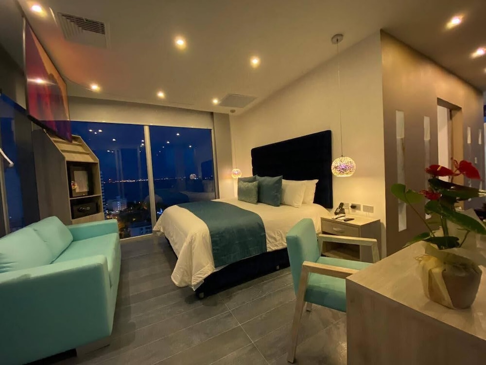 Superior Suite, 1 King Bed, Jetted Tub photo 1