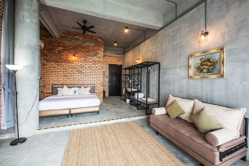 Luxury Room with Balcony - Photo 11