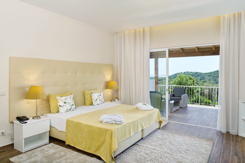 Deluxe Room, Partial Ocean View