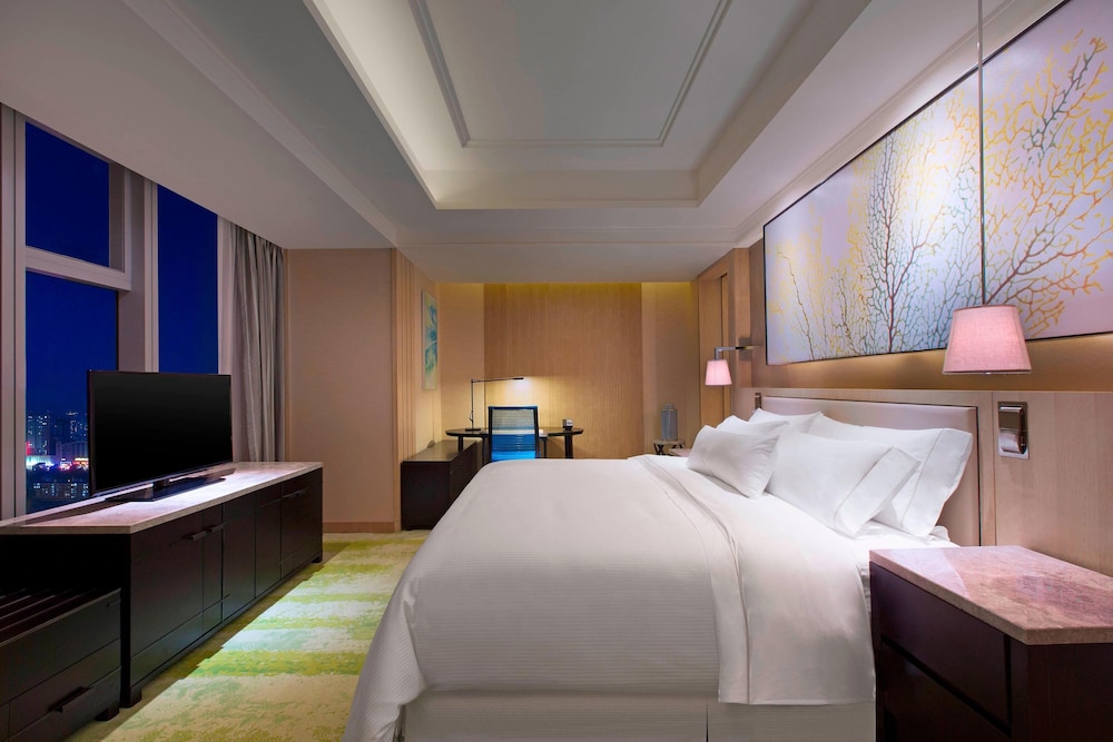 Room, 1 King Bed, Smoking, City View