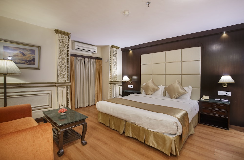 Deluxe Room King Bed - Photo 10