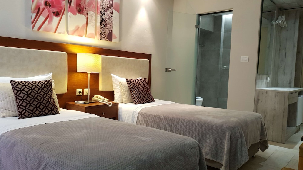 Comfort Room, 2 Twin Beds, Balcony, Garden View photo 1