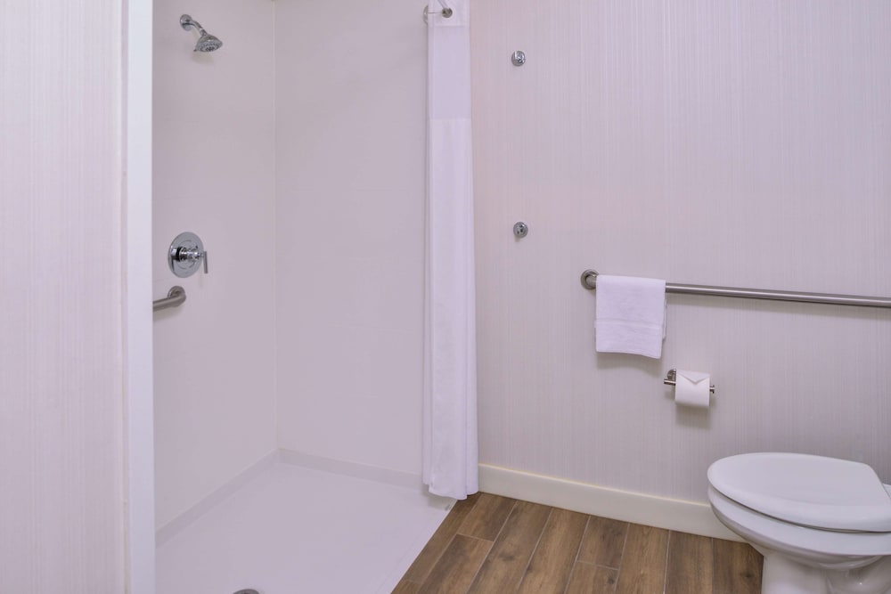 Room, 1 King Bed, Accessible, Non Smoking - Photo 3
