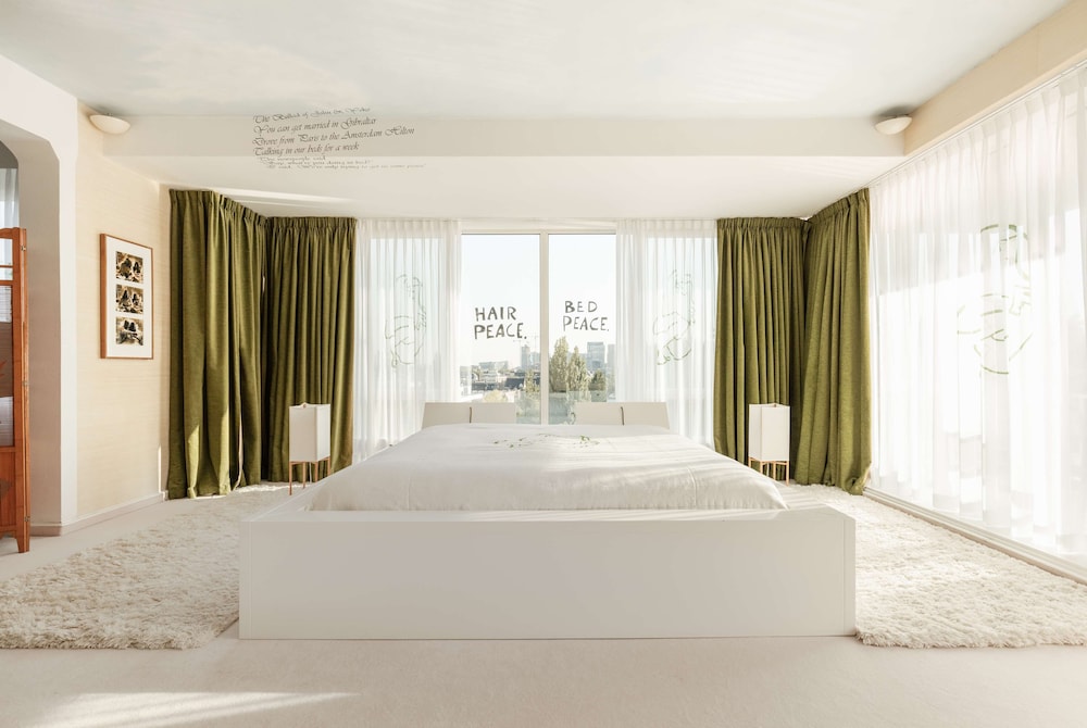 Suite, 1 King Bed (John and Yoko Suite) photo 3