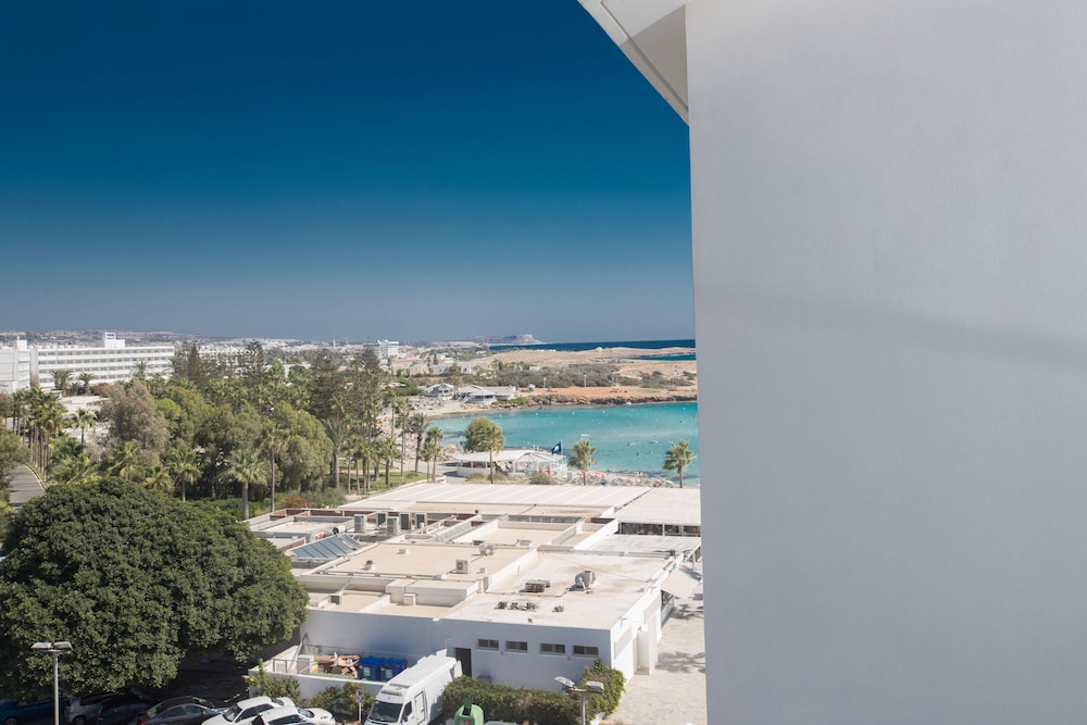 Deluxe Double Room, Partial Sea View photo 2