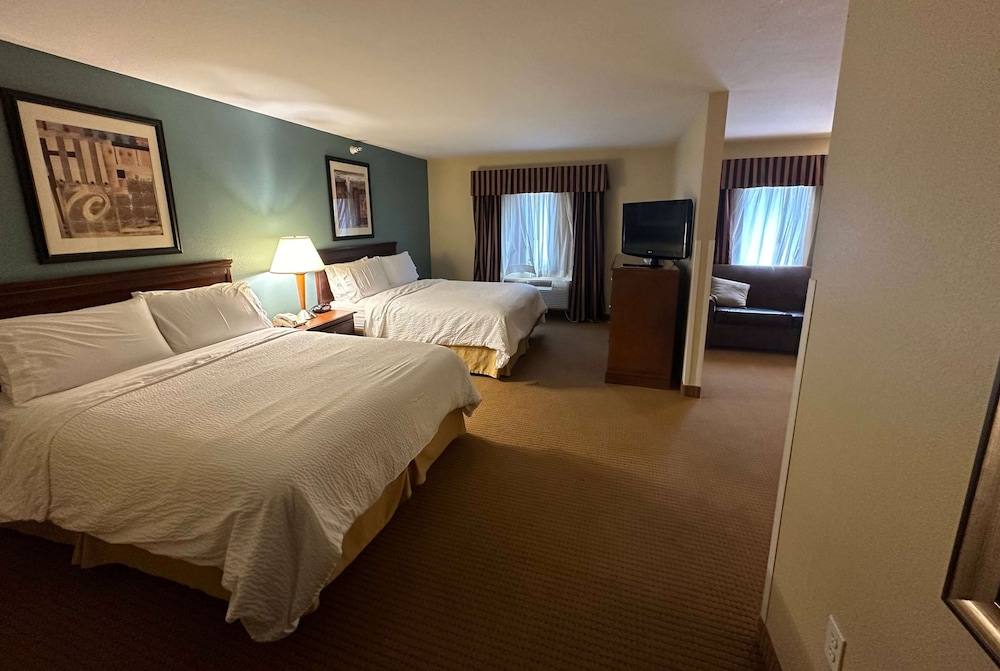 Suite, Multiple Beds, Non Smoking - Photo 1