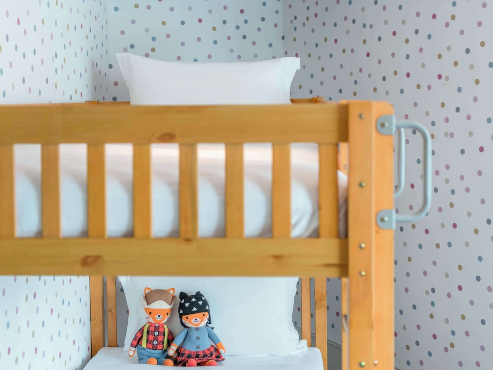 FAMILY ROOM, 1 King Size Bed & Bunk Bed thumbnail 6