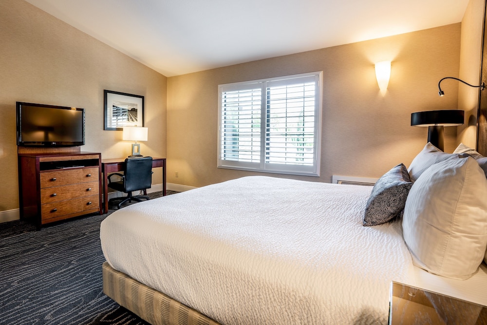 Standard Room, 1 King Bed, Non Smoking (Upstairs or Second Floor) - Photo 2
