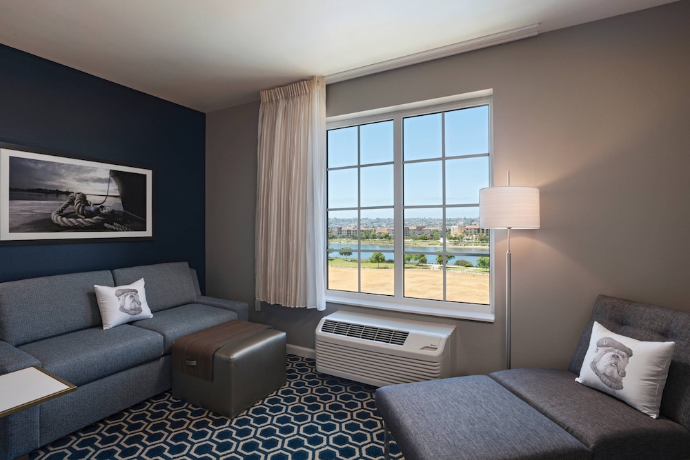 Suite, 1 Bedroom (Mobility/Hearing Access, Roll-In Shwr)