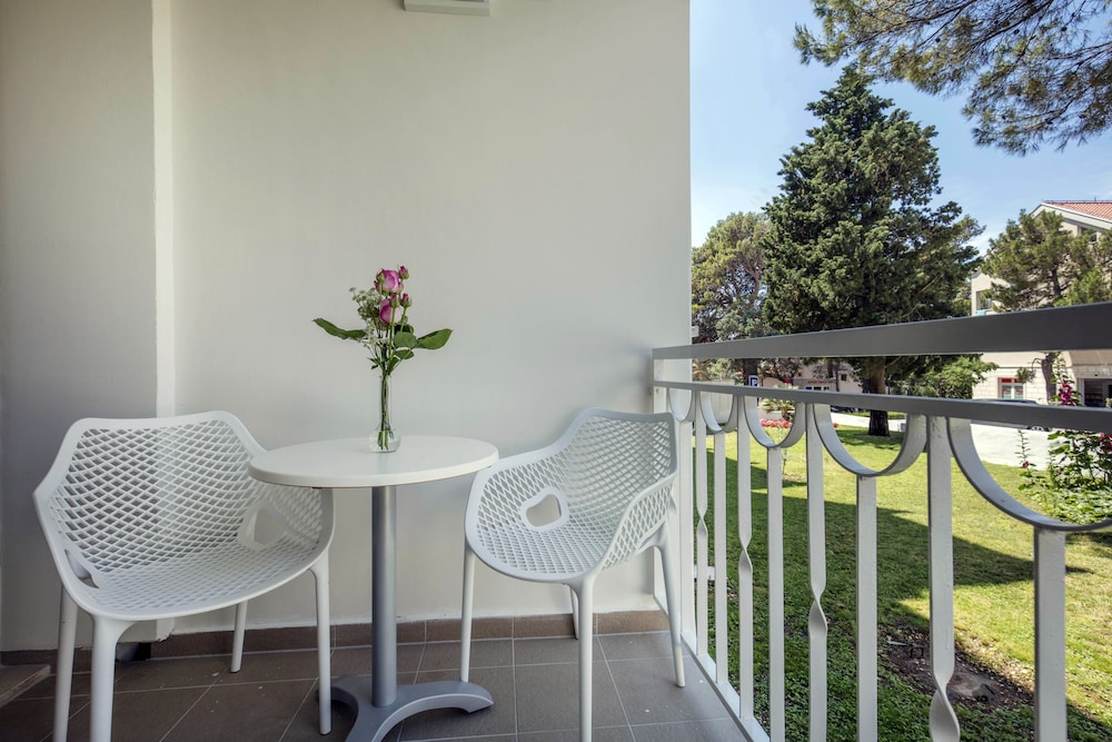 Standard double or twin room, balcony, park view - Photo 2