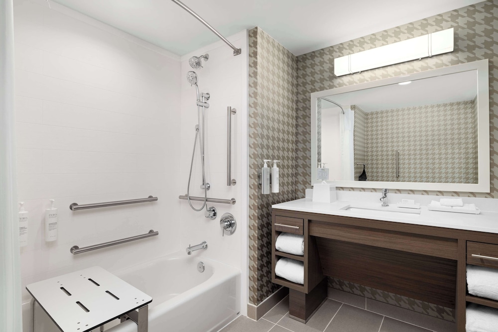 Suite, 1 King Bed, Accessible, Bathtub