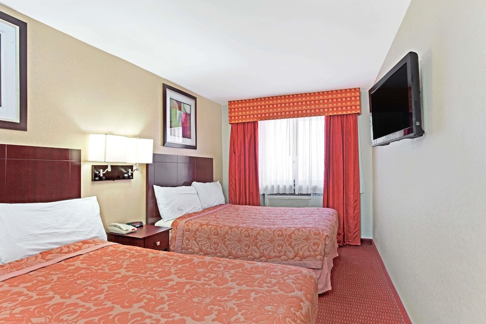 Room, Multiple Beds, Refrigerator - Photo 1