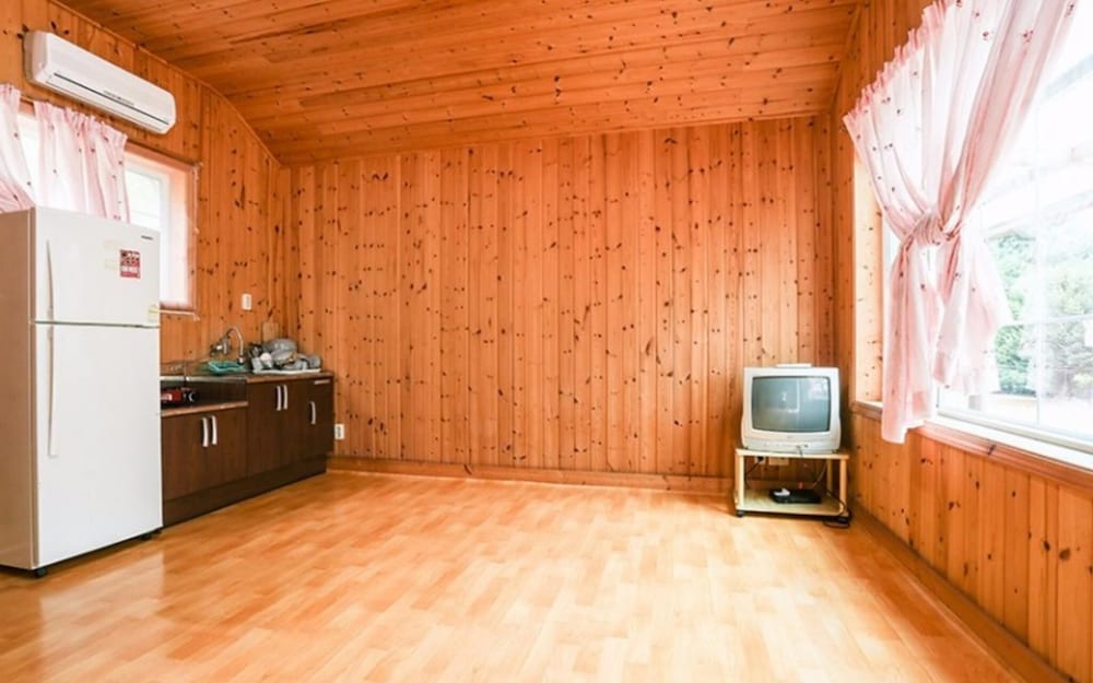 Room (No 4)