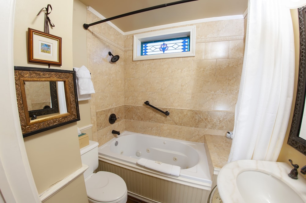Deluxe Room, 1 King Bed, Private Bathroom (The Kennebec Room) photo 3