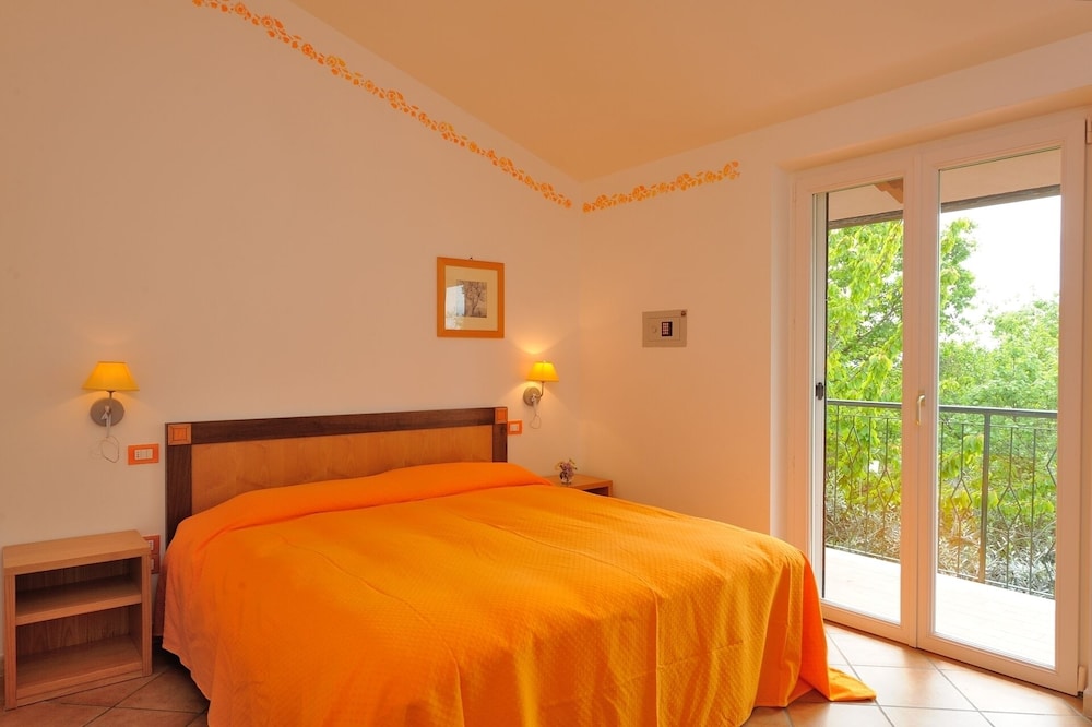 Family Apartment, 2 Bedrooms, Pets Allowed, Partial Lake View photo 3