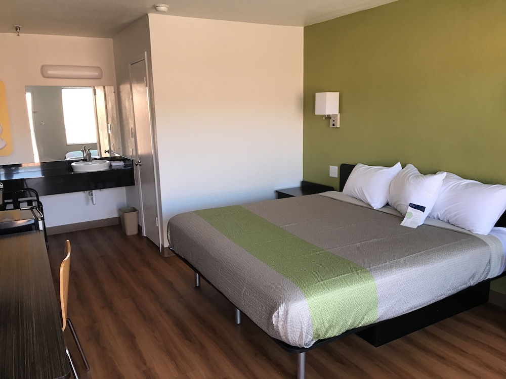 Standard Room, 1 King Bed, Non Smoking, Refrigerator & Microwave photo 2