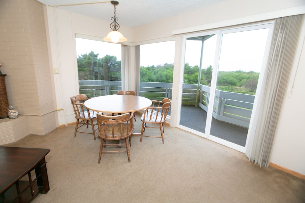 Deluxe Room, Multiple Beds, Kitchen, Pool View (1 Bedroom Dlx -Room 201-Pet Friendly) - Photo 11