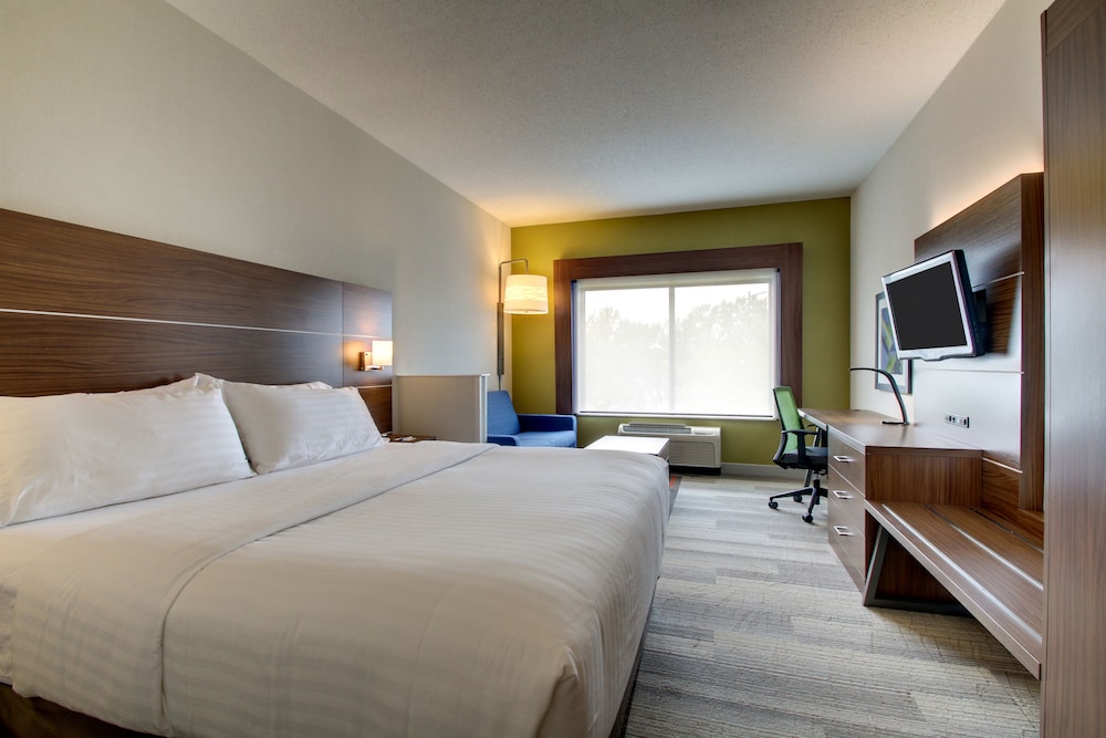 Standard Room, 1 King Bed, Roll-in Shower (Communications) - Photo 3