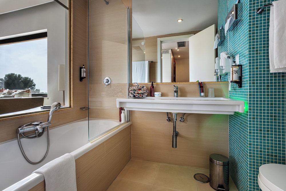 Deluxe Room, Partial Sea View - Photo 7