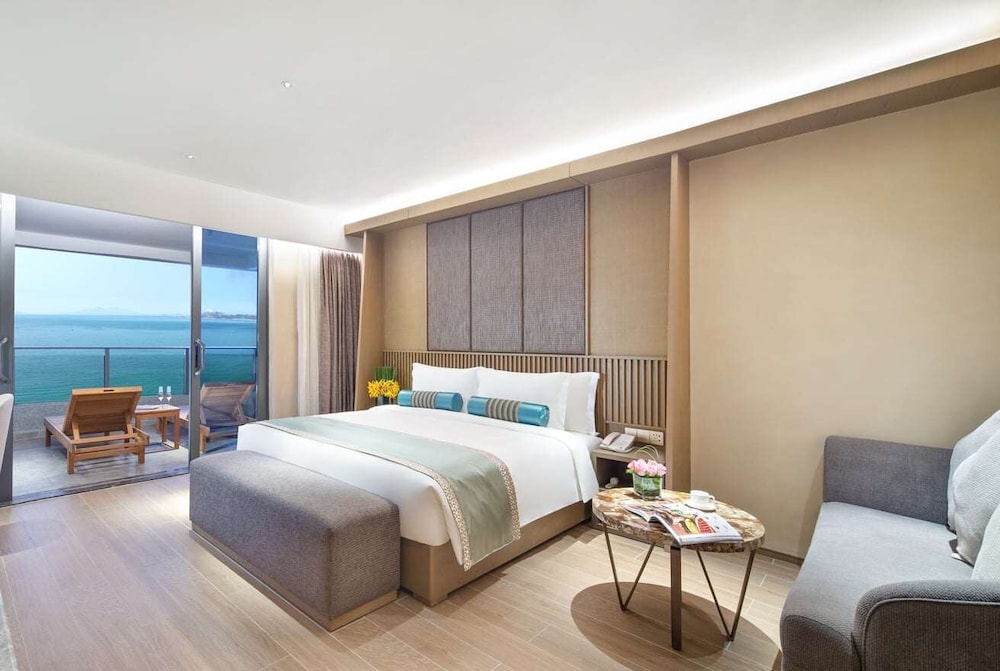 Deluxe Room, 1 King Bed, Non Smoking, Sea View photo 1