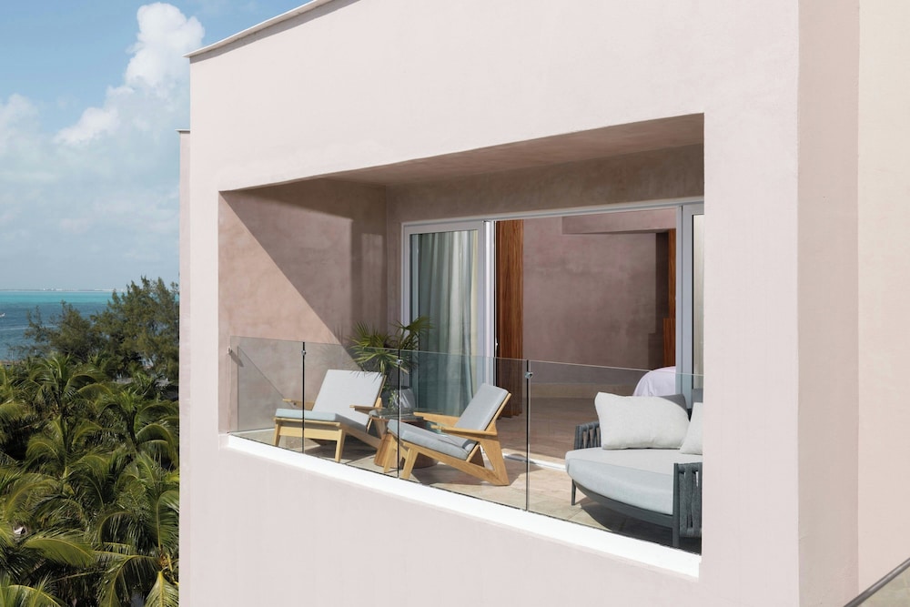 Presidential Suite, 1 King Bed, Balcony, Oceanfront thumbnail 5