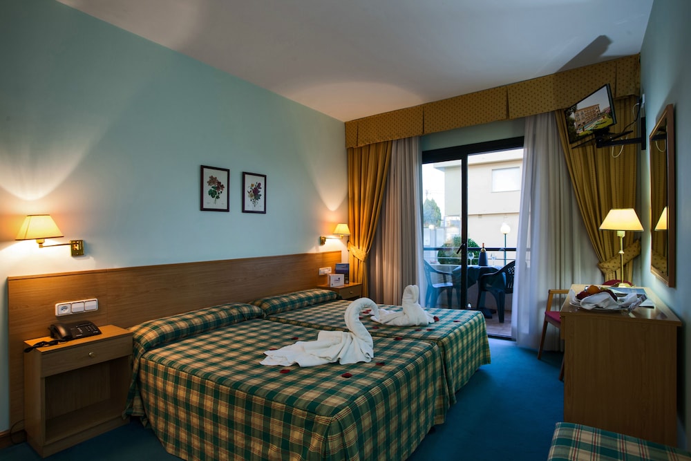 Standard Room, Multiple Beds, Pool View - Photo 4