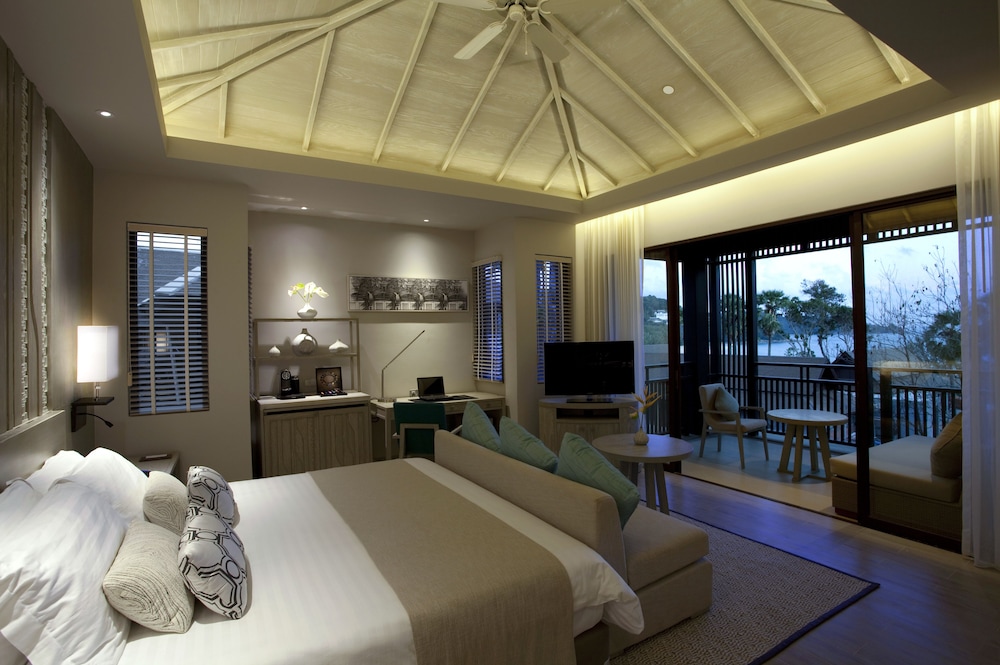 Grand Room, 1 King Bed (Ocean) photo 2