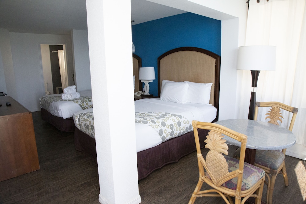2 Queen Beds, Oceanfront photo 2