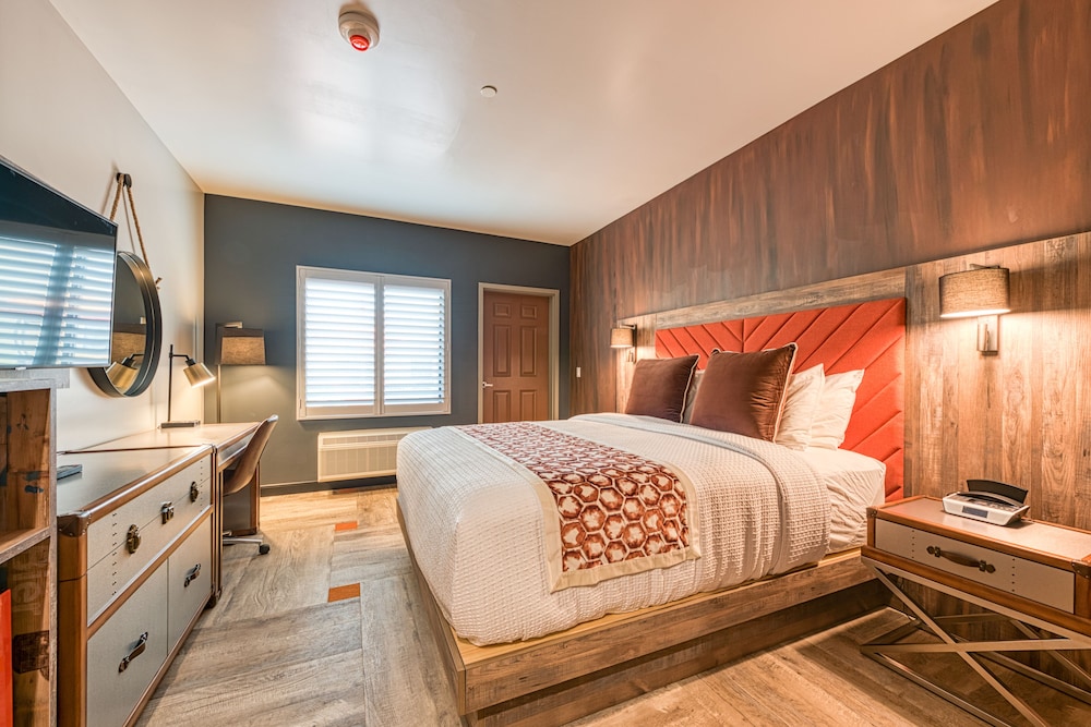 Premier Single Room, 1 King Bed, Non Smoking, Refrigerator photo 2