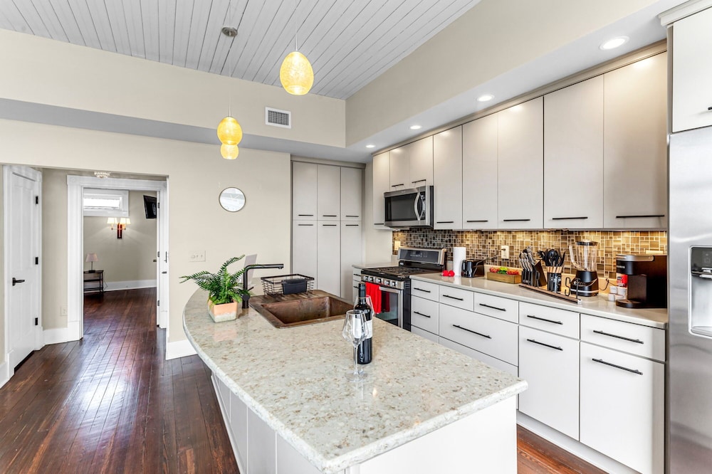 Luxury Condo, 1 Bedroom, Patio, City View photo 2