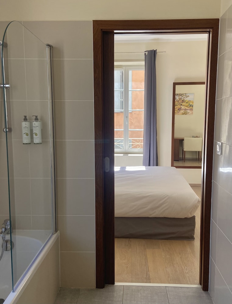 Deluxe Room - Photo 11