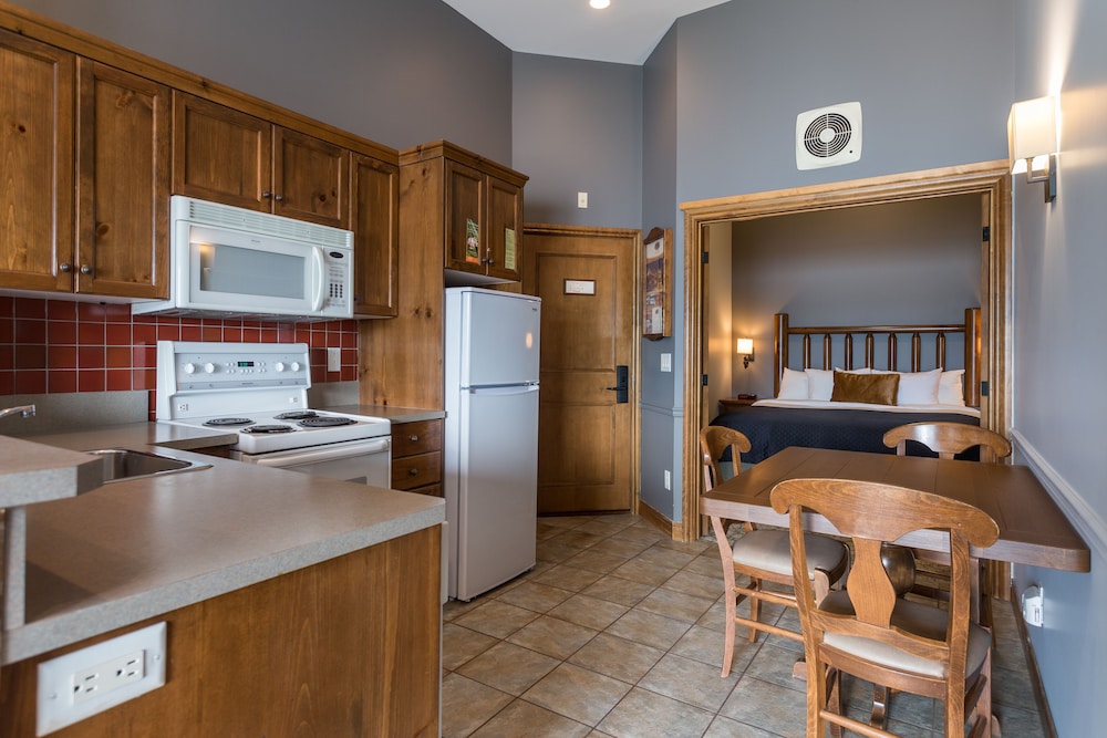 Suite, Lake View (Pets Not Allowed) - Photo 2