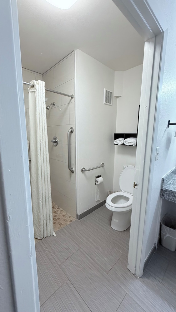 Room, Accessible photo 3