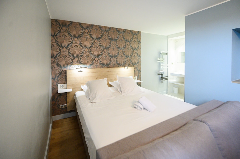Suite - Photo 25